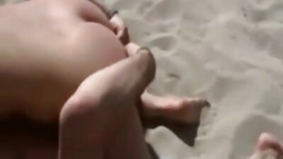 Payudara kecil Asia dengan kaus video tante jilbab kaki bergaris menyenangkan tamu dengan vagina