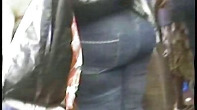 Seorang wanita seksi dengan rambut panjang sedang melakukan pekerjaan pukulan di bokep pakai jilbab depan kamera