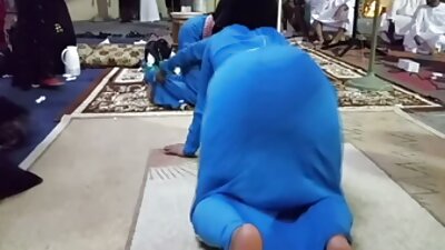 Remaja seksi yang memiliki tato cantik sedang tante hijab selingkuh duduk di atas ayam besar di sauna