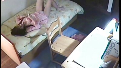 Beberapa wanita dan seorang pria berada di bokwp jilbab tempat tidur, telanjang dan berhubungan seks