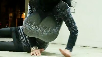 Bung bermain dengan pantat bokep siswi jilbab cewek sambil menidurinya dari belakang